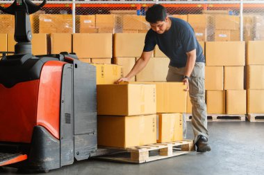 Depo çalışanları, Palet 'e paket kutusu yüklüyorlar. Kutular, karton kutular. Malzeme Zinciri, Sevkiyat Kutuları, Nakliye Malzemeleri Deposu Lojistik Deposu