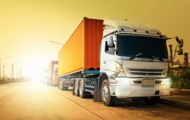 Yarı karavan kamyonları yolda gidiyor. Kamyon farlarını yak. Nakliye konteynırı kamyonları. Ticari Kamyon Taşımacılığı. Teslimat. Dizel traktör. Yük Kamyonları Lojistik, Kargo Taşımacılığı.