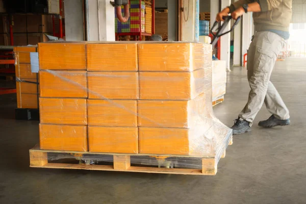 Verpackungsboxen Aus Kunststoff Auf Palette Gewickelt Arbeiter Beim Entladen Von — Stockfoto