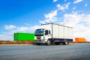 Kargo kamyonu Mavi Gök 'le birlikte yolda gidiyor. Nakliye konteynırı ticari kamyon nakliyesi. Teslimat. Dizel Kamyonlar, Lorry, Yük Kamyonları Lojistik, Kargo Taşımacılığı.