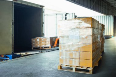 Paket Kutuları Paletlere Paketlenmiş Plastik. Depo Rıhtımı, Kargo Konteynırı, Dağıtım Malzemeleri Nakliyat, Malzeme Zinciri, Nakliye. Nakliye Aracı Lojistik Nakliye Aracı.