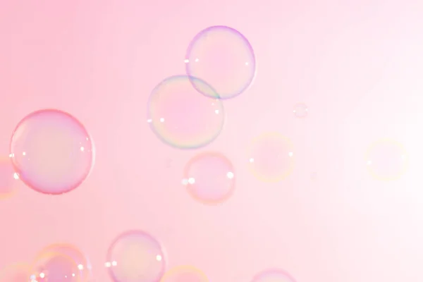 美しいピンクの石鹸泡概要背景 焦点を当てます ぼやけたお祝い ロマンチックな愛のバレンタインのテーマ 円バブル フレッシュソープサッド泡の水 — ストック写真