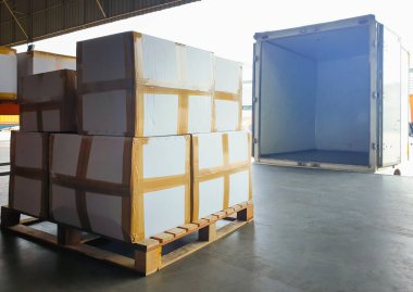 Paket Kutuları Yığını Paletlere Yüklüyor. Kamyonlar yükleme deposunda. Tedarik zinciri nakliye malzemeleri. Nakliye Aracı Lojistik, Kargo Nakliyesi.