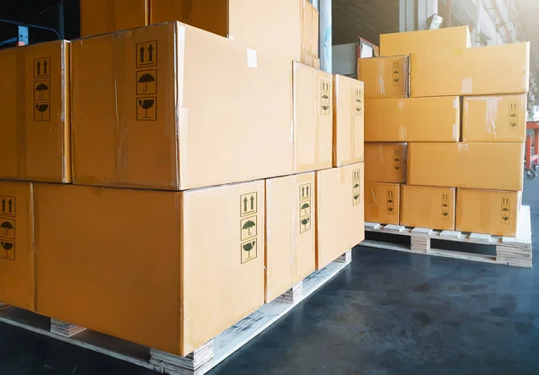 Paketlådor Staplade Lastpallar Magasinet Kartongpaket Pappkartonger Lagerhus Lager Distribution Supply — Stockfoto