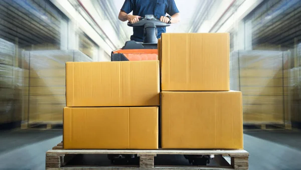 Arbeiter Beim Entladen Von Paketkästen Auf Paletten Lager Paketkästen Kartons — Stockfoto