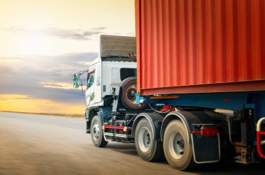 Yarı Karavan Kamyonu Sunset 'le Yolda Sürüşü. Ticari Kamyon, Ekspres Teslimat Nakliye, Nakliye Konteynırı. Yük Kamyonları Lojistik, Kargo Taşımacılığı.