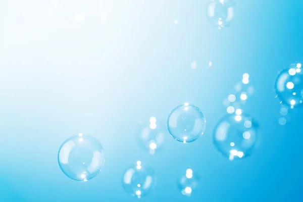 美しい透明光沢のある青い石鹸泡が空中に浮かんでいます 空白の白い空間 抽象的な背景 お祝いの祭りの背景 石鹸のリフレッシュ泡水 — ストック写真