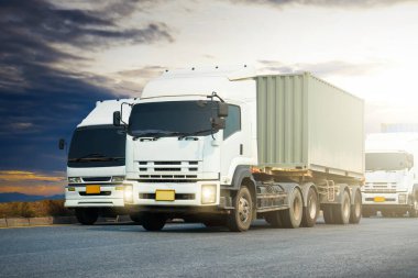 Yarı Karavan Kamyonu Sunset 'le Yolda Sürüşü. Ticari Kamyon Taşımacılığı, Ekspres Teslimat Transit. Konteynır Kargo Nakliyesi. Nakliye Aracı Lojistik, Kargo Taşımacılığı.