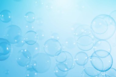 Güzel şeffaf mavi sabun köpükleri havada süzülüyor. Soyut Bulanık Arkaplan. Kutlama Şenliği Arkaplanı. Sabun köpüklerinin tazelenmesi, köpüklü su.