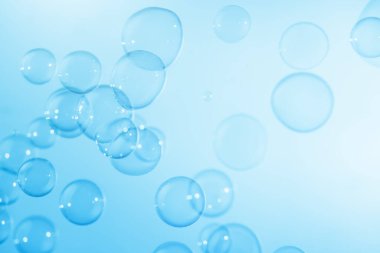 Güzel şeffaf mavi sabun köpükleri havada süzülüyor. Soyut Bulanık Arkaplan. Kutlama Şenliği Arkaplanı. Sabun köpüklerinin tazelenmesi, köpüklü su.