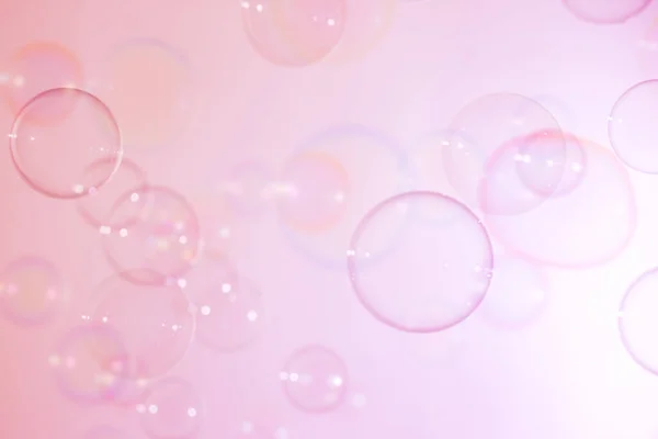美丽透明的粉色肥皂泡沫漂浮在空气中 摘要有趣的背景 气泡模糊了 苏打水及泡沫水的更新 — 图库照片