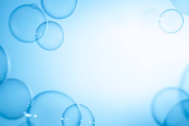 Soyut Eğlence Arkaplanı, Güzel Şeffaf Mavi Sabun Kabarcıkları Havada Yüzüyor. Boş Beyaz Alan, Mavi Gradyan Bulanık Arkaplan, Sabun köpüklerinin tazelenmesi Su kabarcıkları.