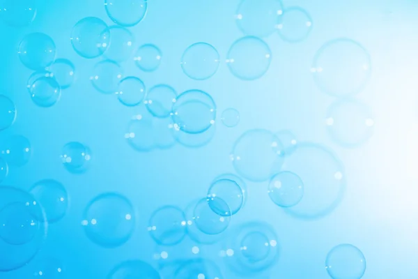 Vackra Genomskinliga Blå Tvål Bubblor Flyter Luften Vit Space Abstrakt — Stockfoto