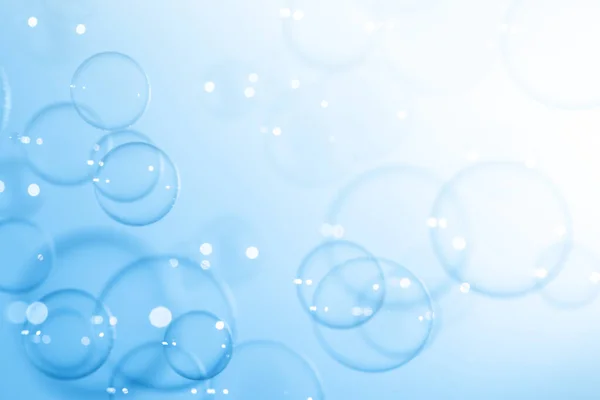 Vackra Genomskinliga Skimrande Blå Tvål Bubblor Flyter Luften Tomma Vit — Stockfoto
