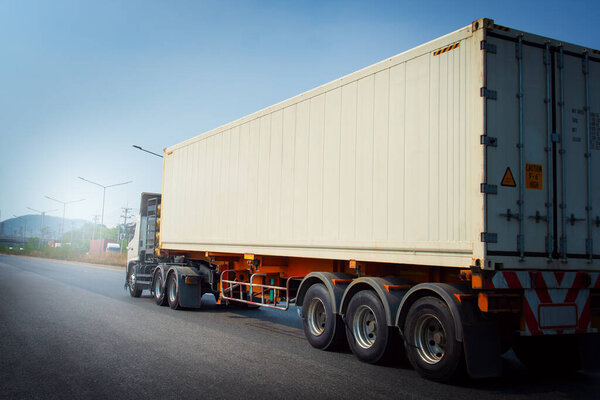 Полуприцеп "Движение по дороге". Грузовые контейнерные перевозки, коммерческие грузовики, экспресс-доставка транзита, грузовые грузовики логистики, грузовые перевозки.