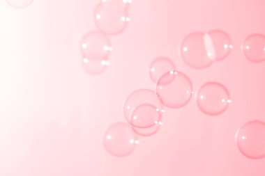 Sabun köpüğü, köpük suyu. Güzel şeffaf pembe sabun köpükleri havada süzülüyor. Soyut Pembe desenli Arkaplan, Kutlama Aşkı Arkaplanı.