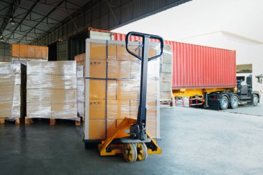 Paket Kutuları Paletlere Paketlenmiş Plastik Kutular Kargo Konteynırına Yüklendi. Kamyonlar yükleme deposunda. Tedarik Zinciri Deposu Nakliyat Malzemeleri. Nakliye Aracı Lojistik, Kargo Taşımacılığı.