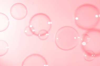 Sabun köpüğü, köpük suyu. Güzel şeffaf pembe sabun köpükleri havada süzülüyor. Soyut Pembe desenli Arkaplan, Kutlama Aşkı Arkaplanı.