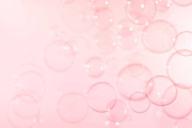 Sabun köpüğü, köpük suyu. Güzel şeffaf pembe sabun köpükleri havada süzülüyor. Soyut Pembe desenli Arkaplan, Kutlama Aşkı Arkaplanı.