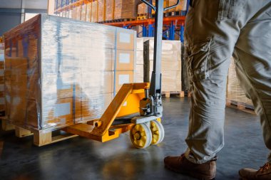Depodaki Paletler 'e paket kutuları boşaltan işçiler. Forklift Palet Yükleyici. Malzeme, Malzeme Zinciri Malzemeleri, Dağıtım Deposu Nakliyat.