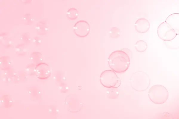 Uppfriskande Tvål Suger Bubbles Water Vackra Genomskinliga Rosa Tvål Bubblor — Stockfoto