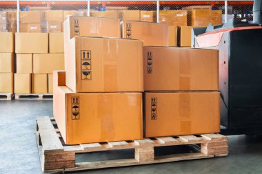 Tahta Paletlere Paket Kutuları Yığıldı. Karton Kutular, Paketler, Depo Nakliye, Dağıtım Deposu, Nakliye Kutuları, Malzeme Zinciri, Kargo Malzemeleri Deposu.