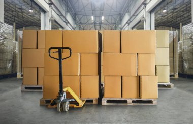 Ambalaj kutuları Depo 'daki tahta paletlere istiflenmiş. Karton Kutular, Paketler, Depo Nakliye, Dağıtım Deposu, Nakliye Kutuları, Malzeme Zinciri, Kargo Malzemeleri Deposu.