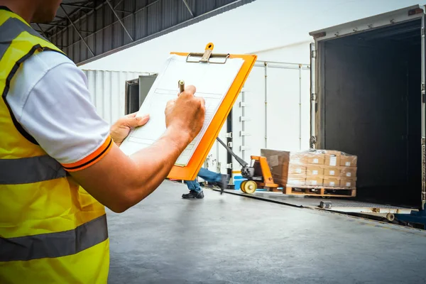 Arbetstagaren Innehar Urklipp Kontrollera Loading Paketlådor Distribution Warehouse Leverans Leverans Stockbild