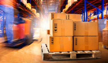 Tahta Paletler 'e istiflenmiş paket kutuları. Karton Kutular, Paketler, Dağıtım Deposunda Forklift Yükleme. Sevkiyat Kutuları, Tedarik Zinciri. Kargo Malzemeleri Deposu Nakliyat.