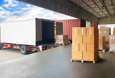 Tahta Paletler 'deki Paket Kutuları Konteynır Kamyonlarına Yükleniyor. Dağıtım Malzemeleri Depo Taşımacılığı. Tedarik Zinciri, Sevkiyat. Nakliye Aracı Lojistik, Kargo Taşımacılığı.
