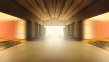 Bulanık Depo Rıhtımı. Depo Limanı 'nda kamyonlar yükleniyor. Depo sevkiyatı, kargo sevkiyatı. Nakliye Aracı Lojistik, Kargo Taşımacılığı.