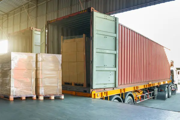 Förpackningslådor Insvept Plast Staplade Lastpallar Lastar Containertruckar Lastkaj Lagerhållning Shipping Stockbild