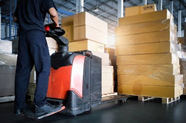 İşçiler, Depo 'daki paketlerin üzerine paket kutularını boşaltıyorlar. Forklift Palet Yükleyici. Depo deposu. Tedarik Zinciri Nakliye Malzemeleri. Dağıtım Malzemeleri Depo Lojistiği