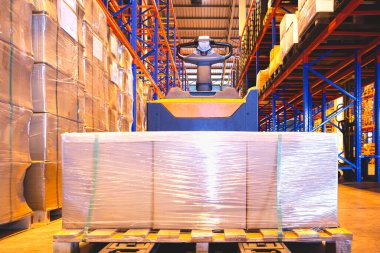 Ambalaj Kutuları ve Forklift Kamyonu Depo 'da. Forklift Yükleyici. Stok, Tedarik Zinciri Malzemeleri, Nakliye Malzemeleri. Dağıtım Deposu Lojistik.