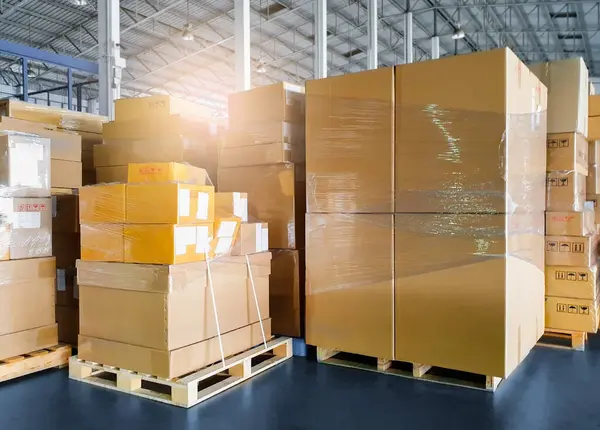 Paket Kutuları Paletlere Paketlenmiş Plastik. Depo Nakliyat, Dağıtım Deposu, Nakliye Kutuları, Malzeme Zinciri, Kargo Malzemeleri Deposu Nakliye Deposu.