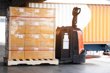 Paket Kutuları Paletler ve Forklift Palet 'e Plastik Paket Paketleri. Rıhtım deposunda kamyon yükleniyor. Kargo konteynırı, Dağıtım Malzemeleri Nakliye, Tedarik Zinciri. Nakliye Aracı Lojistik TaşımacıComment.