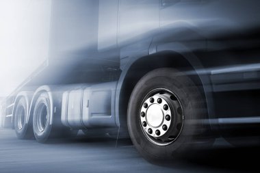 Dağıtım deposundaki otoparktaki konteynır kamyonları. Rampa Kamyonu kaldırılıyor. - Lorry. Nakliye kamyonları. Nakliye Aracı Lojistik Kargo Taşımacılığı