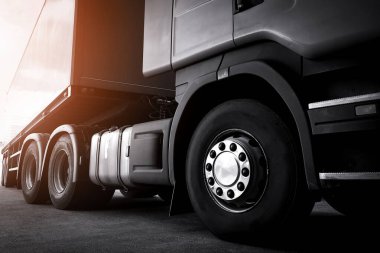 Park yerindeki yarı karavan kamyonları. Konteynır kamyonu. Kamyonculuk. Nakliye Aracı Lojistik Kargo Taşımacılığı