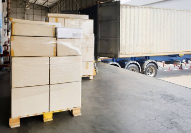 Paket Kutuları Paletlere Paketlenmiş Plastik. Depo rıhtımında kamyonlar yükleniyor. Kargo konteynırı, Dağıtım Deposu Nakliyat, Tedarik Zinciri Malzemeleri, Nakliye. Nakliye Aracı Lojistik TaşımacıComment.