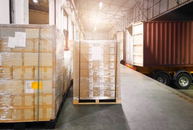 Paket Kutuları Paletlere Paketlenmiş Plastik. Depo rıhtımında kamyonlar yükleniyor. Kargo konteynırı, Dağıtım Deposu Nakliyat, Tedarik Zinciri Malzemeleri, Nakliye. Nakliye Aracı Lojistik TaşımacıComment.