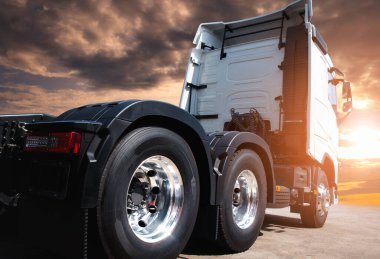 Yarı Kamyon Tekerlekleri. Alaşımlı Tekerlekler. Lastik, lastik. Nakliye kamyonları. Otomatik Servis