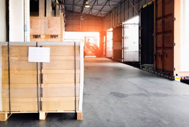 Paket Kutuları Paletlere Paketlenmiş Plastik. Depo Rıhtımı, Kargo Konteynırı, Dağıtım Malzemeleri Nakliyat, Malzeme Zinciri, Nakliye. Nakliye Aracı Lojistik Nakliye Aracı.