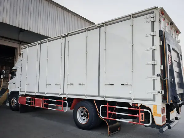 Lastcontainertruckar Parkeringen Lyftramper Kommersiell Transportbil Lastbilar För Frakt Distributionslager Godsvagnslogistik Stockbild