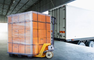 Paket Kutuları Paletlere Paketlenmiş Plastik Kutular Kargo Konteynırına Yüklendi. Kamyonlar yükleme deposunda. Tedarik zinciri nakliye malzemeleri. Nakliye Aracı Lojistik, Kargo Nakliyesi