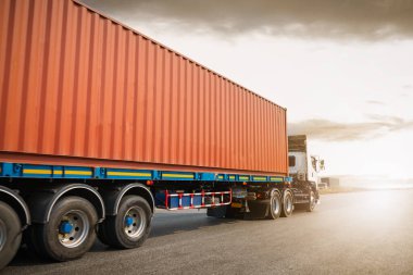 Yarı Karavan Kamyonları Günbatımı Gökyüzü ile Yolda Sürüyor. Nakliye konteynırı, Ekonomik Taşımacılık Şirketi. Ticari Kamyon Taşımacılığı. Dizel kamyonlar. - Lorry. Nakliye Aracı Lojistik.