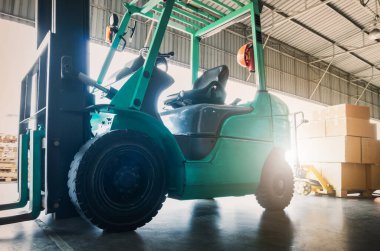 Forklift Traktörü Depo 'ya park edildi. Forklift Yükleyici. Paletlerin üzerindeki paket kutuları. Depo Nakliye Lojistiği.