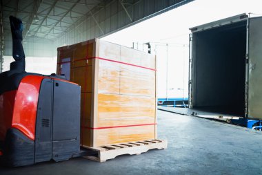 Elektrikli Forklift Palet ve Paket Kutuları Palete Paketlenmiş Plastik. Rıhtım deposunda kamyonlar yükleniyor. Dağıtım Deposu Nakliyat, Malzeme Sevkiyatı. Nakliye Aracı Lojistik.