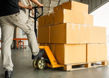 İşçiler, Depo 'daki paketlerin üzerine paket kutularını boşaltıyorlar. Kutular, paket kutuları. Forklift Yükleyici. Paketleri müşterilere teslim et. Tedarik Zinciri Nakliye Malzemeleri. Dağıtım Malzemeleri Depo Nakliyesi.