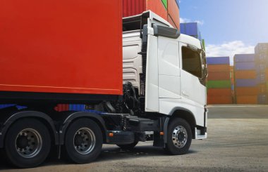 Limandaki otoparkta yarı karavan kamyonları var. Konteynırlar, kargo nakliyesi. Lojistik Taşımacılık Endüstrisi 'nin idaresi. Kargo konteynırı gemileri, nakliye kamyonları ithalat-ihracat. Dağıtım Deposu.