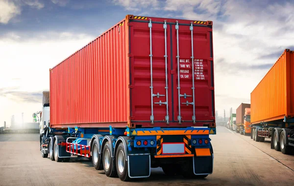 Påhängsvagn Lastbilar Parkeringen Och Solnedgången Himlen Lastcontainerfrakt Ekonomi Företagstransport Lastbilschaufför Royaltyfria Stockfoton